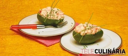 Abacates gratinados com delícias do mar