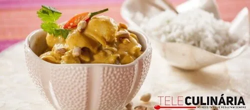 Caril cremoso de choquinhos e amendoim