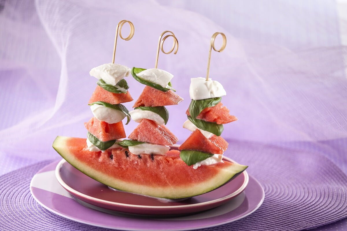 Espetadas de melancia com mozzarella e manjericão