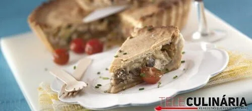 Empada familiar de frango e legumes salteados