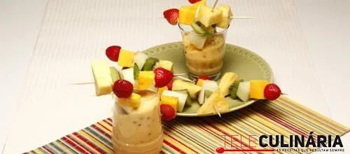 Espetadas de fruta com leite-creme de maracujá