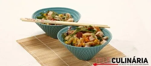 Wok de lulas e linguiça