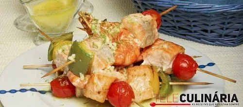 Espetadas de salmão com molho de lima