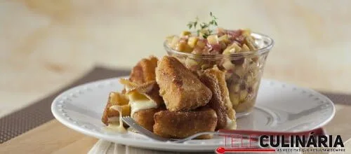 Camembert frito com maçã picante