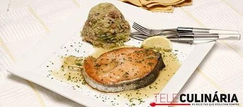 Salmão braseado com migas de couve