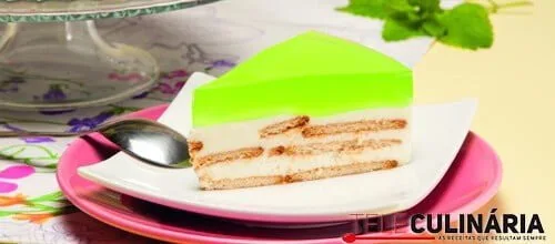 Semifrio de iogurte e gelatina tutti-frutti