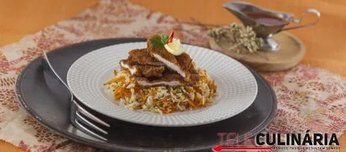 Bifinhos de frango panados com molho de tomate