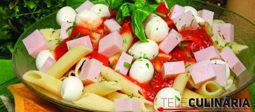 Penne misto com molho de tomate