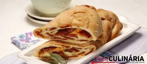 Pão com chouriço, queijo e salva