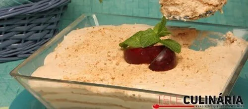 Creme de ameixas com bolacha