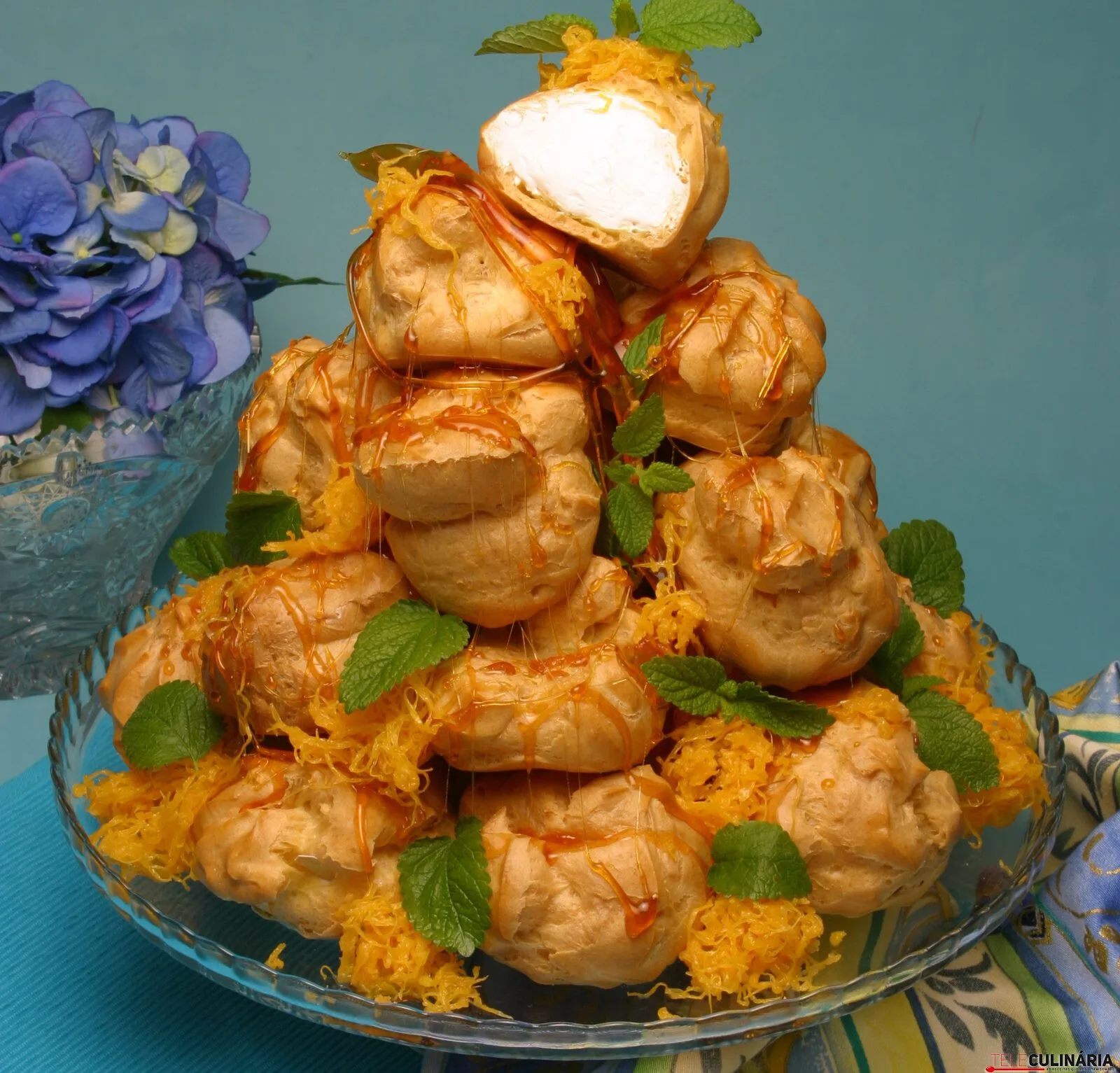 Profiteroles com gelado e caramelo