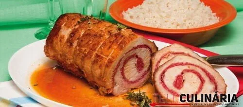 Lombo de porco enrolado em salame