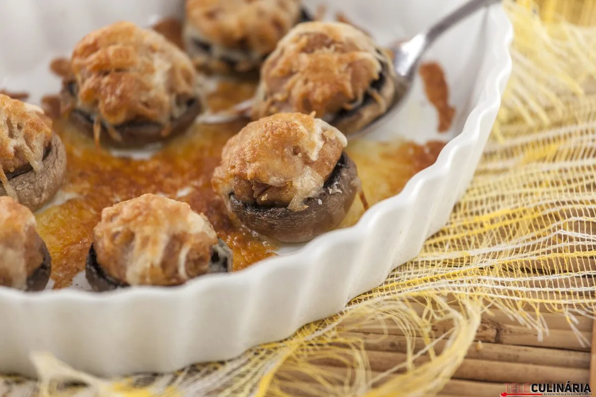 Cogumelos recheados com alheira