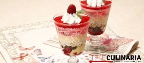 Triffle de frutos vermelhos com banana