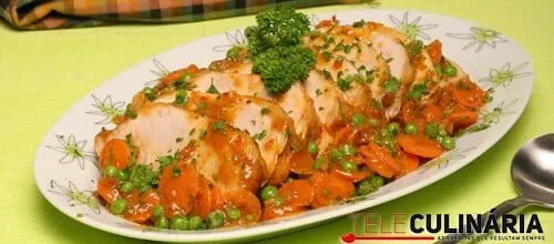 Lombo no tacho com ervilhas e cenouras