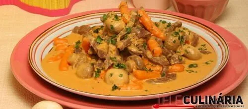 Tiras de vitela estufadas com legumes