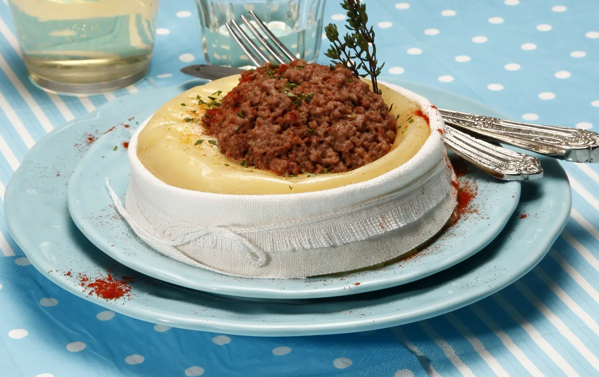 Queijo da serra recheado com carne
