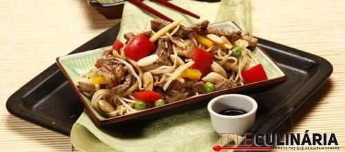 Chop Suey de vaca e amêndoa