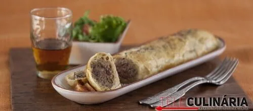 Rolo de carne folhado com queijo