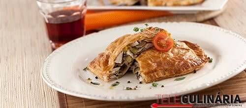 Folhado de peru com alho-francês e cogumelos