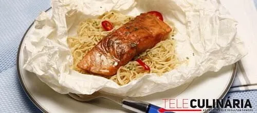 Papelotes de salmão e massa chinesa