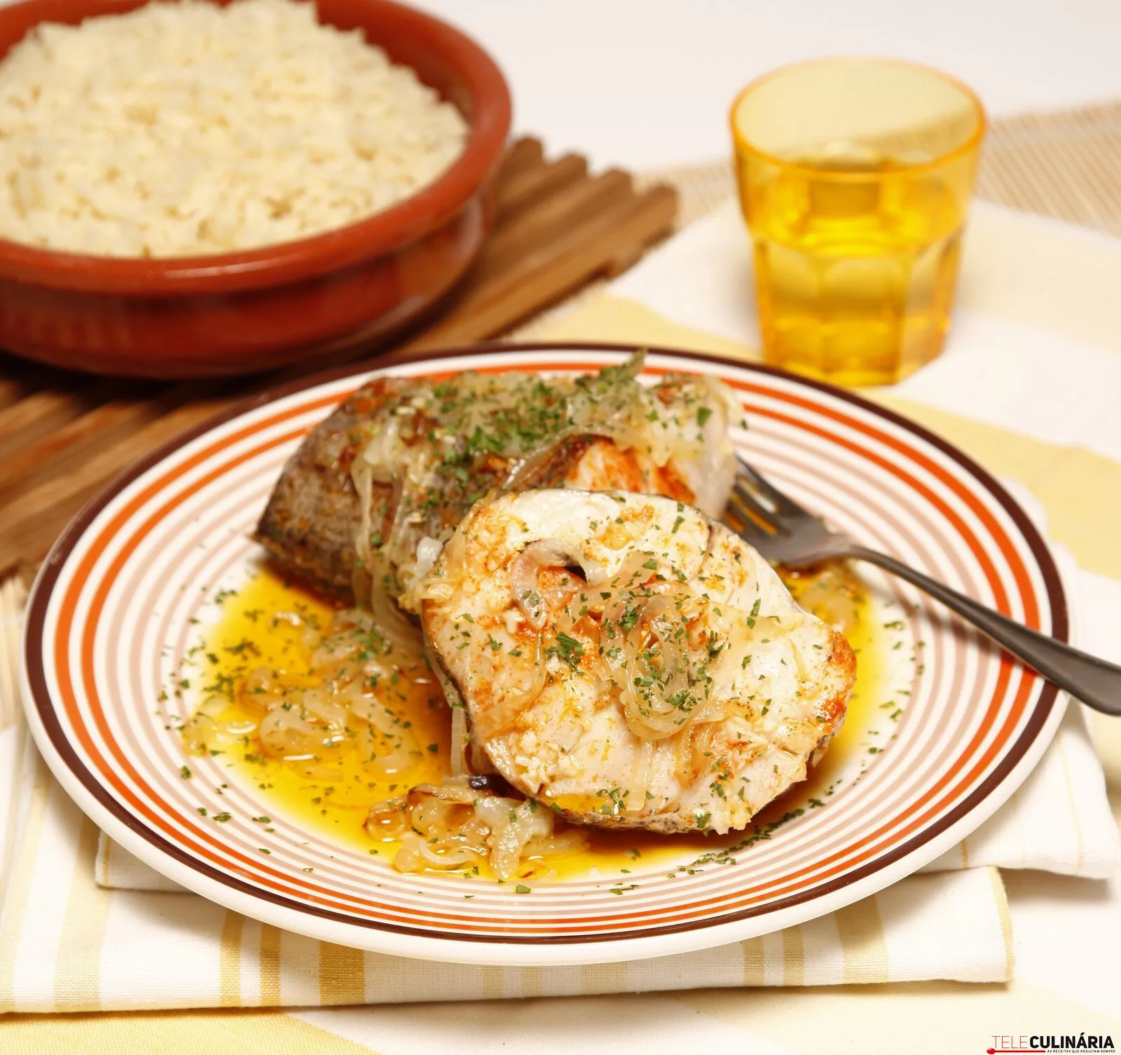 Pescada de cebolada com arroz de forno