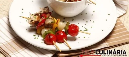 Espetadinhas de vegetais com molho pimenta