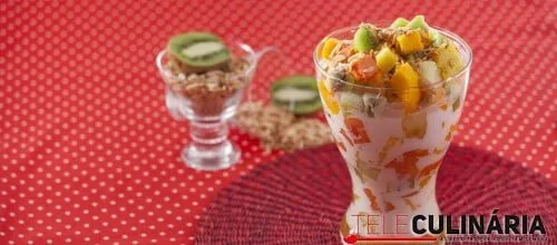 Salada tropical com leite de coco e amêndoas