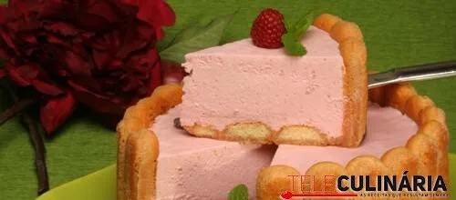 Charlote de framboesas perfumada com vinho do Porto