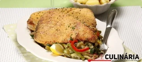 Atum corado com legumes