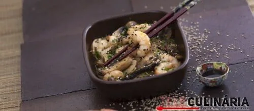 Camarões salteados com cogumelos e molho de soja