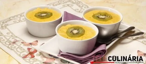 Tacinhas de iogurte com kiwi