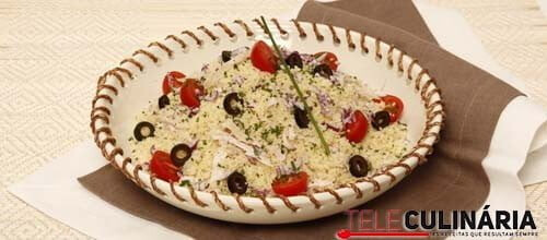Salada de cuscuz com tomate e coelho