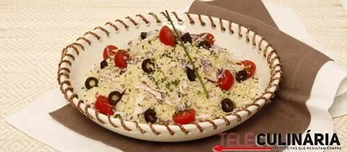 Salada de cuscuz com tomate e coelho