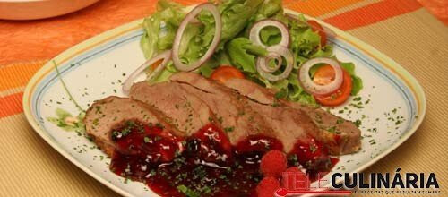 Peito de pato com frutos vermelhos