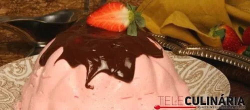 Bolo frio de claras com morango