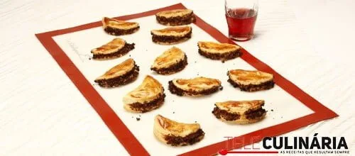 Meias luas de carne folhadas