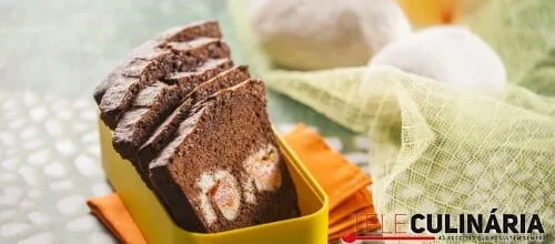 Bolo de pão de forma com chocolate e fruta