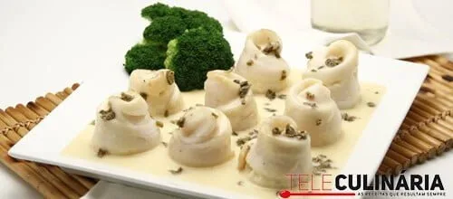 Rolinhos de peixe com molho de alcaparras