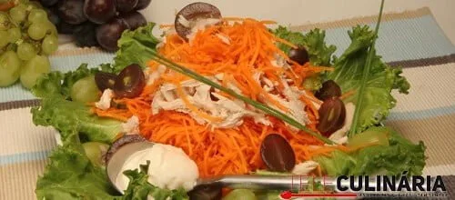 Salada de frango com uvas