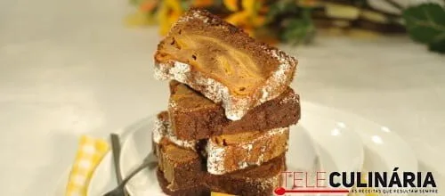 Bolo de ameixas e cacau