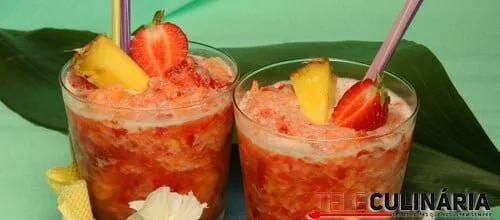 Caipirinha de ananás e morango