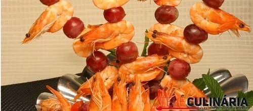 Espetos de uvas e camarão
