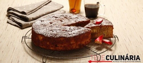 Bolo de maçã com ruibarbo