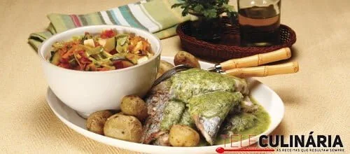 Peixe-espada grelhado com molho de salsa