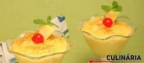 Taças de ananás deliciosas