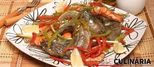 Espetadas de pescadinhas de rabo na boca