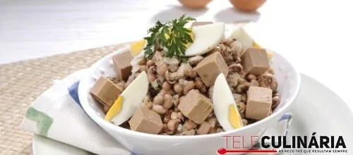 Salada rápida de atum com feijão-frade