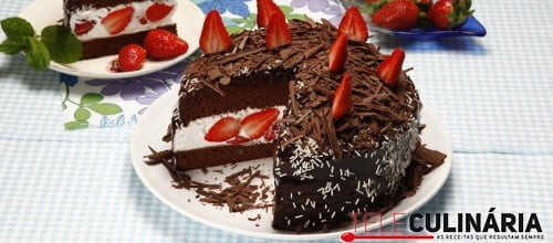 Bolo de chocolate com natas e morangos