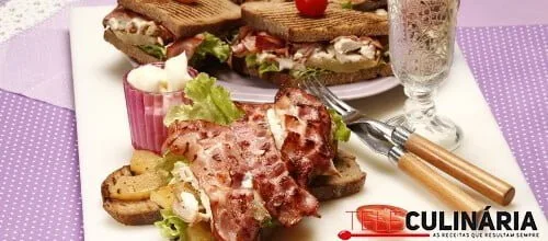Tostas de frango com bacon e ananás